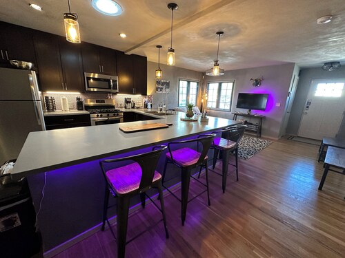 Private house in a safe area, close to Nob Hill, UNM, Airport, Netflix, and KAFB