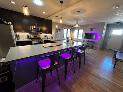 Private house in a safe area, close to Nob Hill, UNM, Airport, Netflix, and KAFB