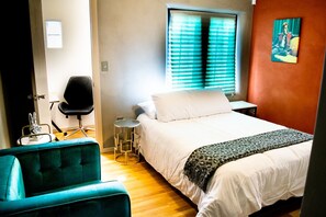 2 bedrooms, desk, iron/ironing board, free WiFi - Private house in a safe area, close to Nob Hill, UNM, Airport, Netflix, and KAFB (Albuquerque)