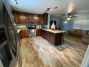 Fridge, microwave, oven, stovetop - Treasure Coast Hidden Gem 2 miles from Beaches! (Vero Beach)