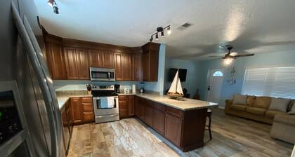 ¡COTIZADA RECIENTEMENTE! Treasure Coast Hidden Gem a 2 millas de las playas!