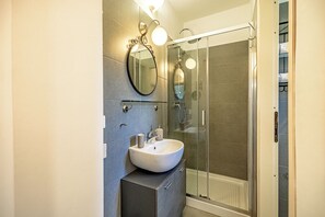 Ducha, secador de pelo, bidet, toallas