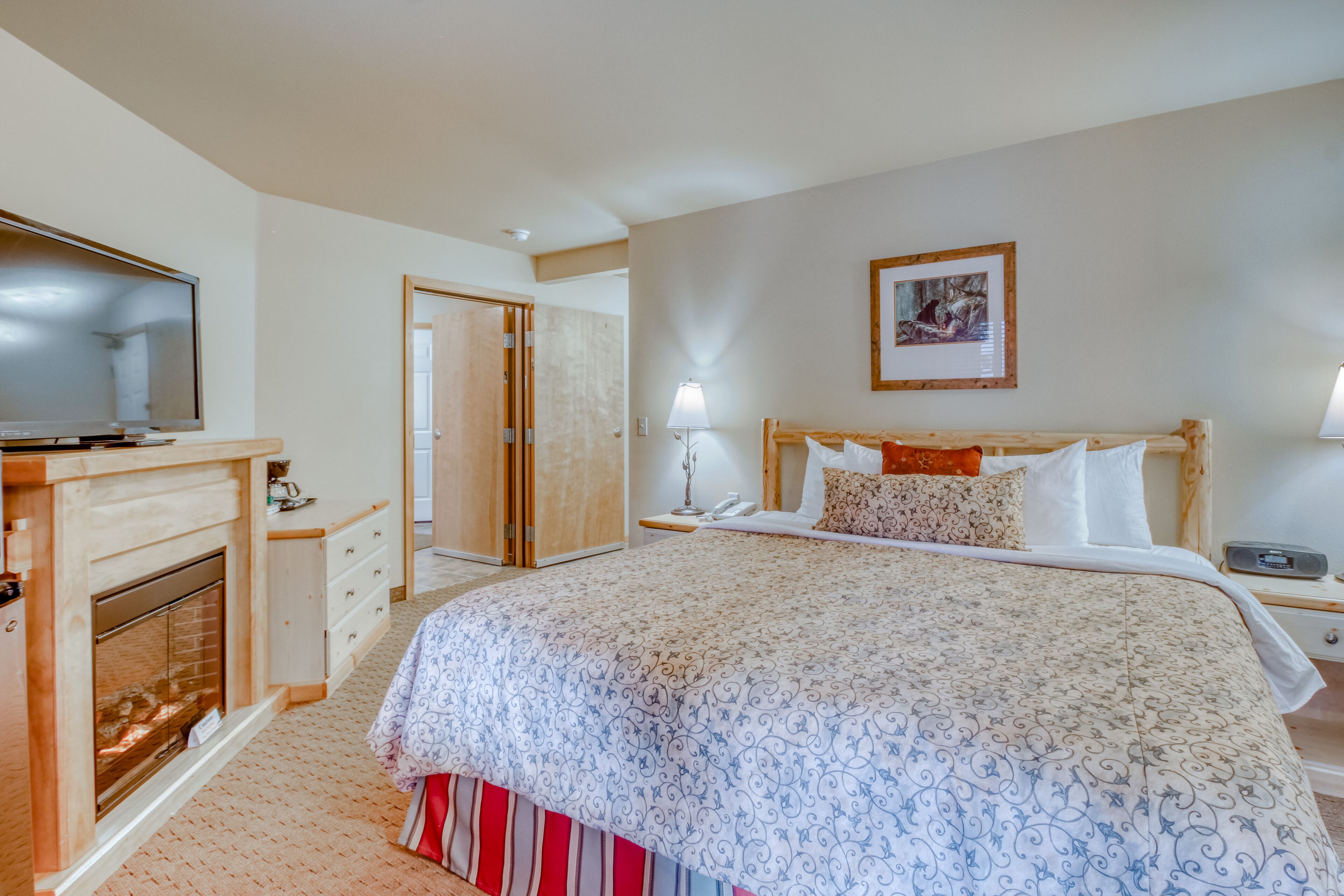 Ground-floor condo w/ two patios, shared pools & hot tubs - walk downtown!