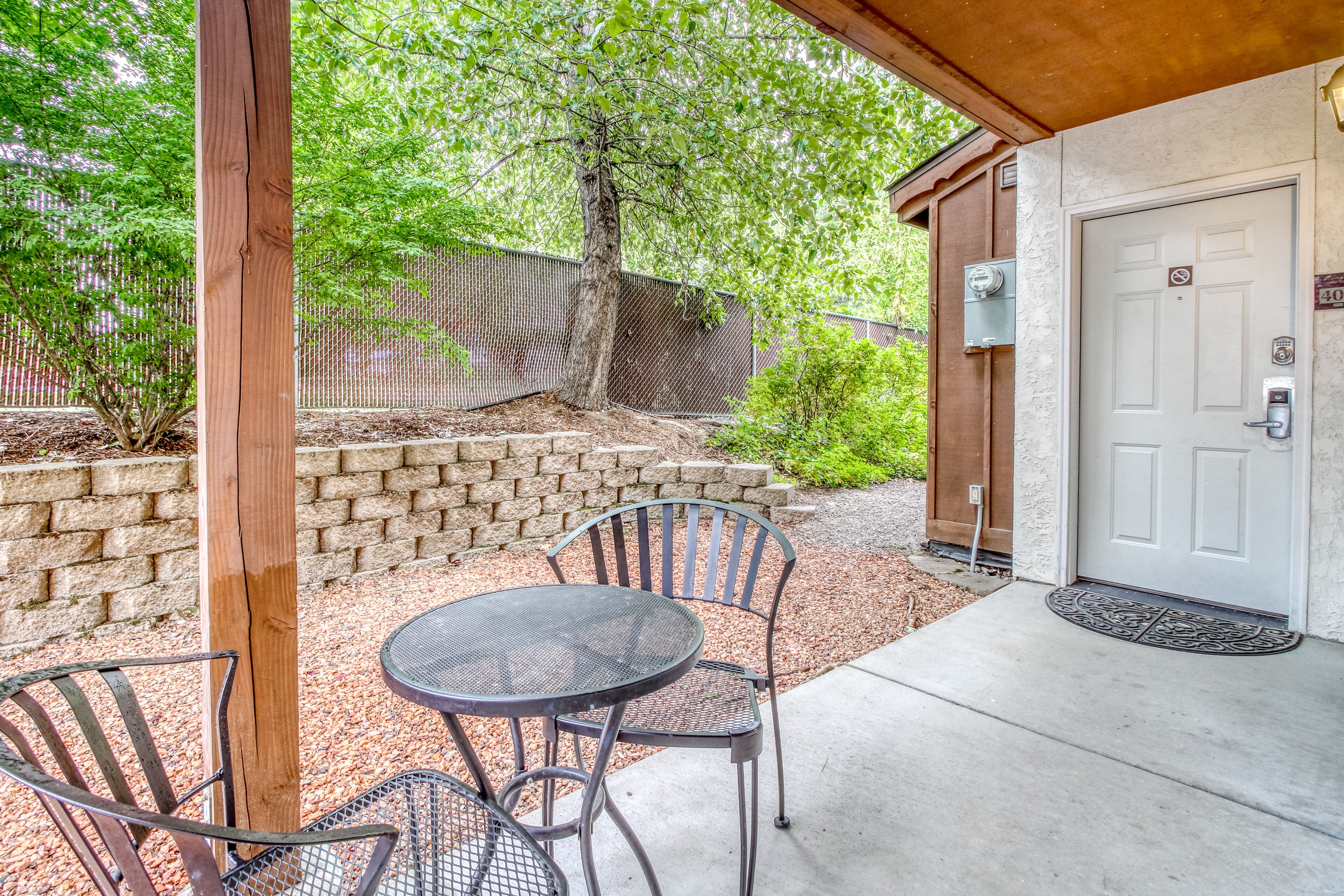 Ground-floor condo w/ two patios, shared pools & hot tubs - walk downtown!