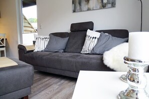 TV, books, stereo - Charming wooden cottage "Schmidt's Huus" in Swedish style offers you high-quality furnishings as well as a well-tended garden with a large terrace for a vacation with the whole family or in intimate togetherness (Damp)