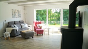 Fernseher, Bücher, Stereoanlage