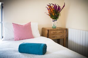 2 bedrooms, iron/ironing board, travel crib, free WiFi - Carley's Cottage- traditional Irish Cottage (Fanore)