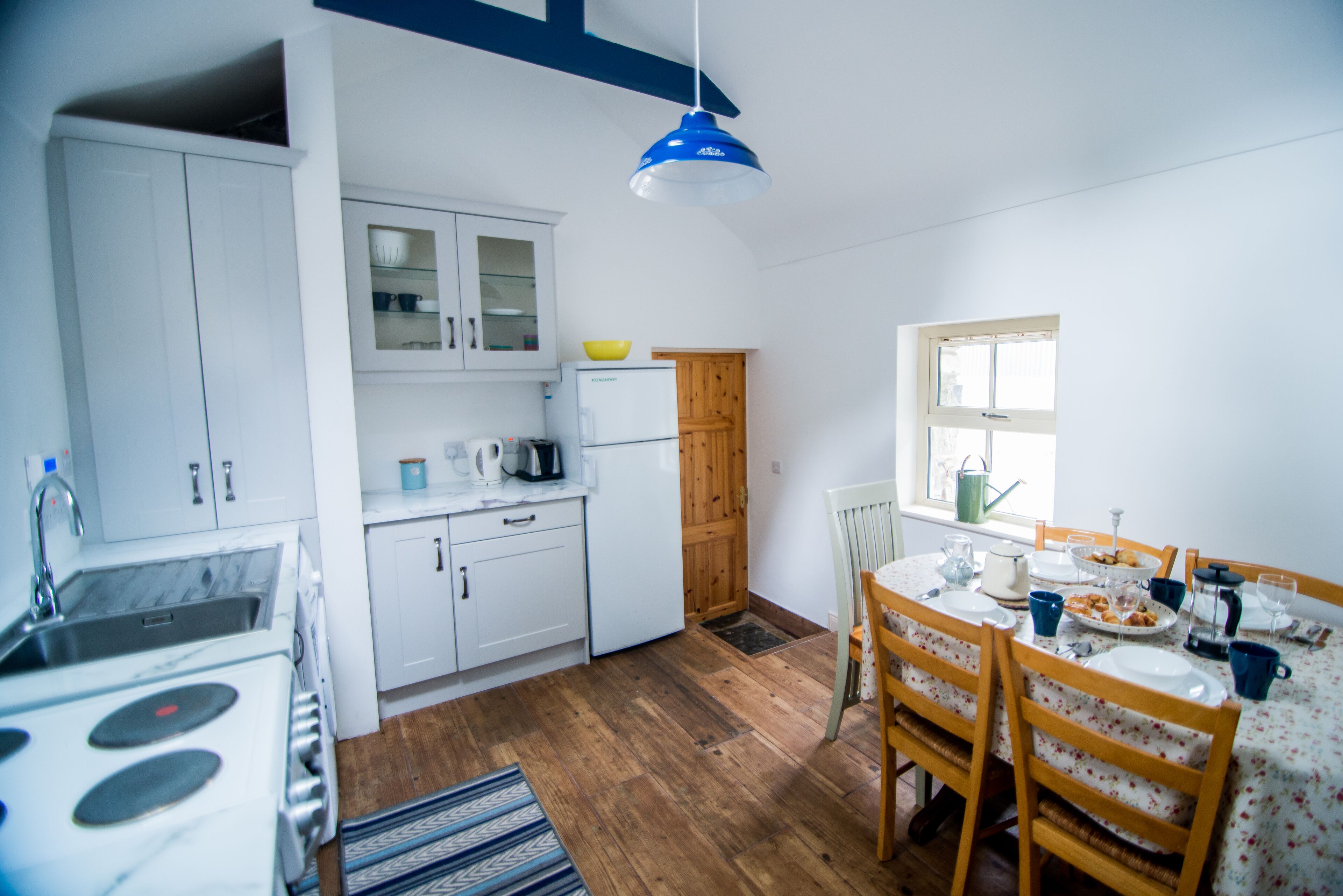 Een koelkast, een microgolfoven, een oven, een kookplaat