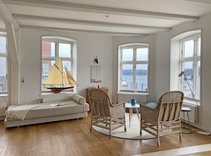 Fernseher, Bücher, Stereoanlage