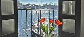 Enjoy your vacation in the charming "Speicherloft" vacation apartment in the historic warehouse in a prime location, with a fantastic water view of the Schlei, right on the harbour of the town of Kappeln