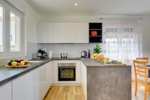 Fridge, stovetop, dishwasher, coffee/tea maker - New villa near Rovinj with private pool (Marici)
