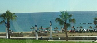 FAMILY RELAXATION NEAR THE SEA