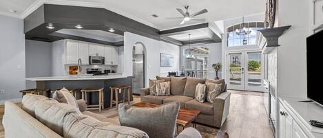 Televisión, chimenea, reproductor de DVD