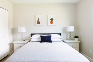 2 bedrooms, desk, iron/ironing board, travel cot - Stylish 2 Bedroom Camelback (Phoenix)