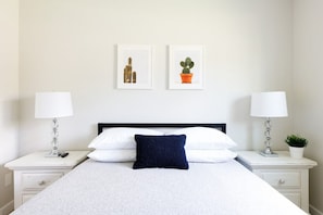 2 habitaciones, escritorio y tabla de planchar con plancha