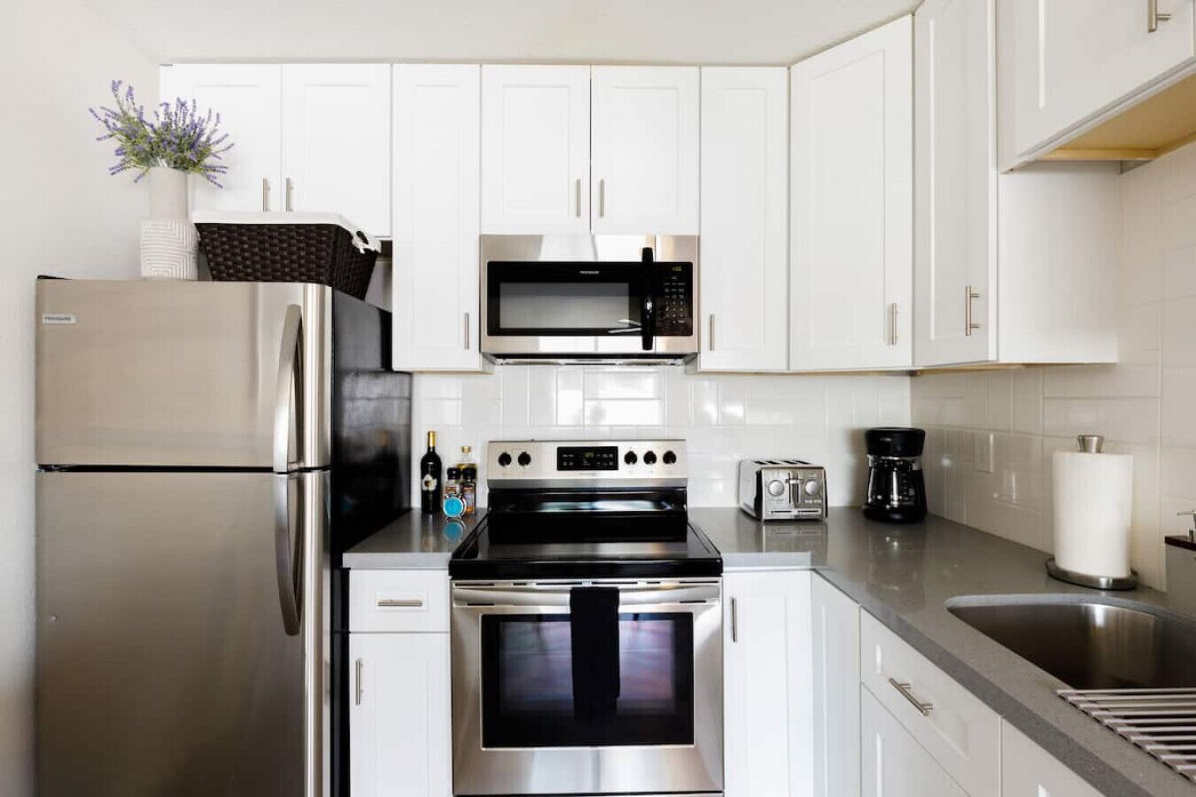 Een koelkast, een magnetron, een oven, een kookplaat