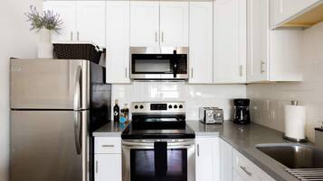 Een koelkast, een magnetron, een oven, een kookplaat