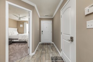 3 slaapkamers, een bureau, een strijkplank/strijkijzer, wifi