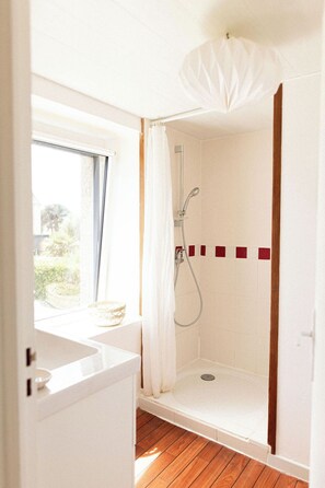 Bathtub, hair dryer, towels, soap - Ty Glaz Lilia (Plouguerneau)