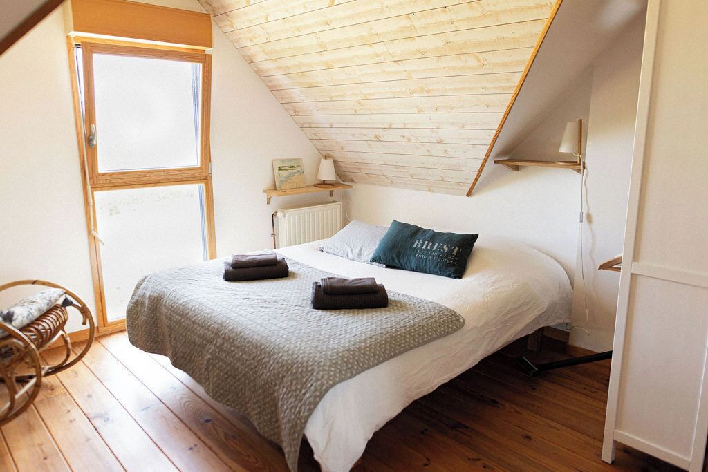 4 chambres, bureau, fer et planche à repasser, lit parapluie