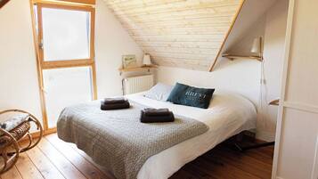 4 chambres, bureau, fer et planche à repasser, lit parapluie