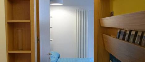 3 室のベッドルーム、アイロン / アイロン台、WiFi、ベッドシーツ