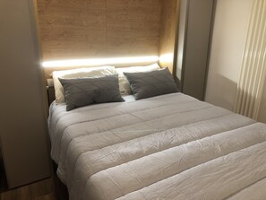 3 quartos, ferros/tábuas de passar roupa, Wi-Fi, roupa de cama