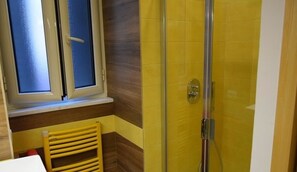 SĂšche-cheveux, serviettes fournies, savon, shampoing