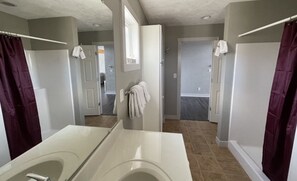 Secadora de cabello, toallas, shampoo, papel de baño 