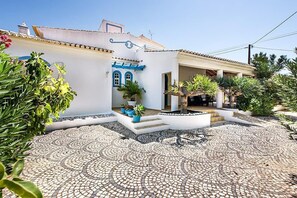 Property grounds - Villa Cabrita - Superb location, spacious, beach (Guia)