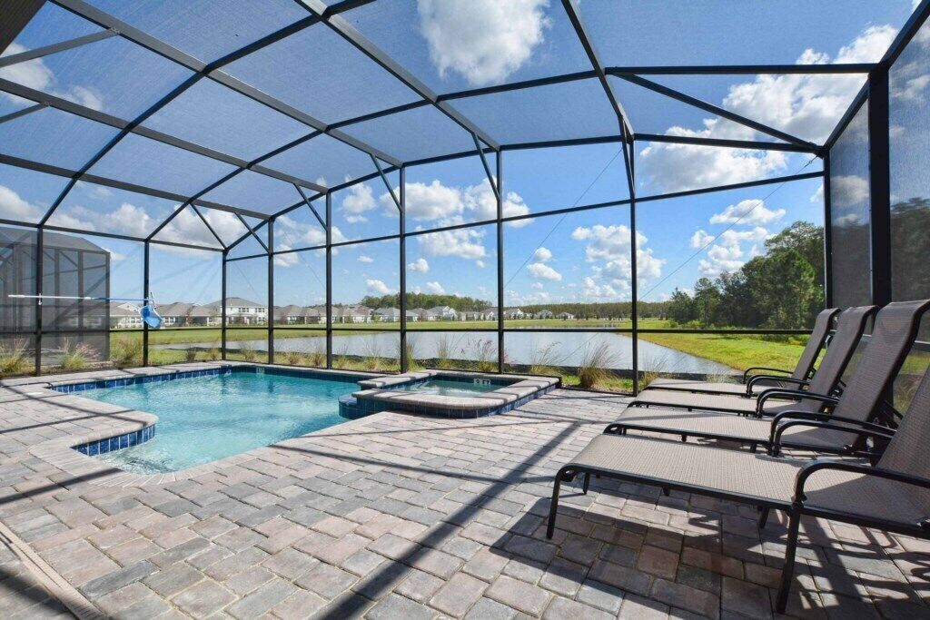 Luxury Waterfront in Storey Lake! Best Location to Theme Parks, Jacuzzi, Rec Room, Harry Potter & Mickey Rooms!