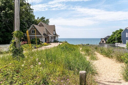 Home within walking distance to Lake Michigan