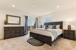 4 habitaciones, escritorio y tabla de planchar con plancha 