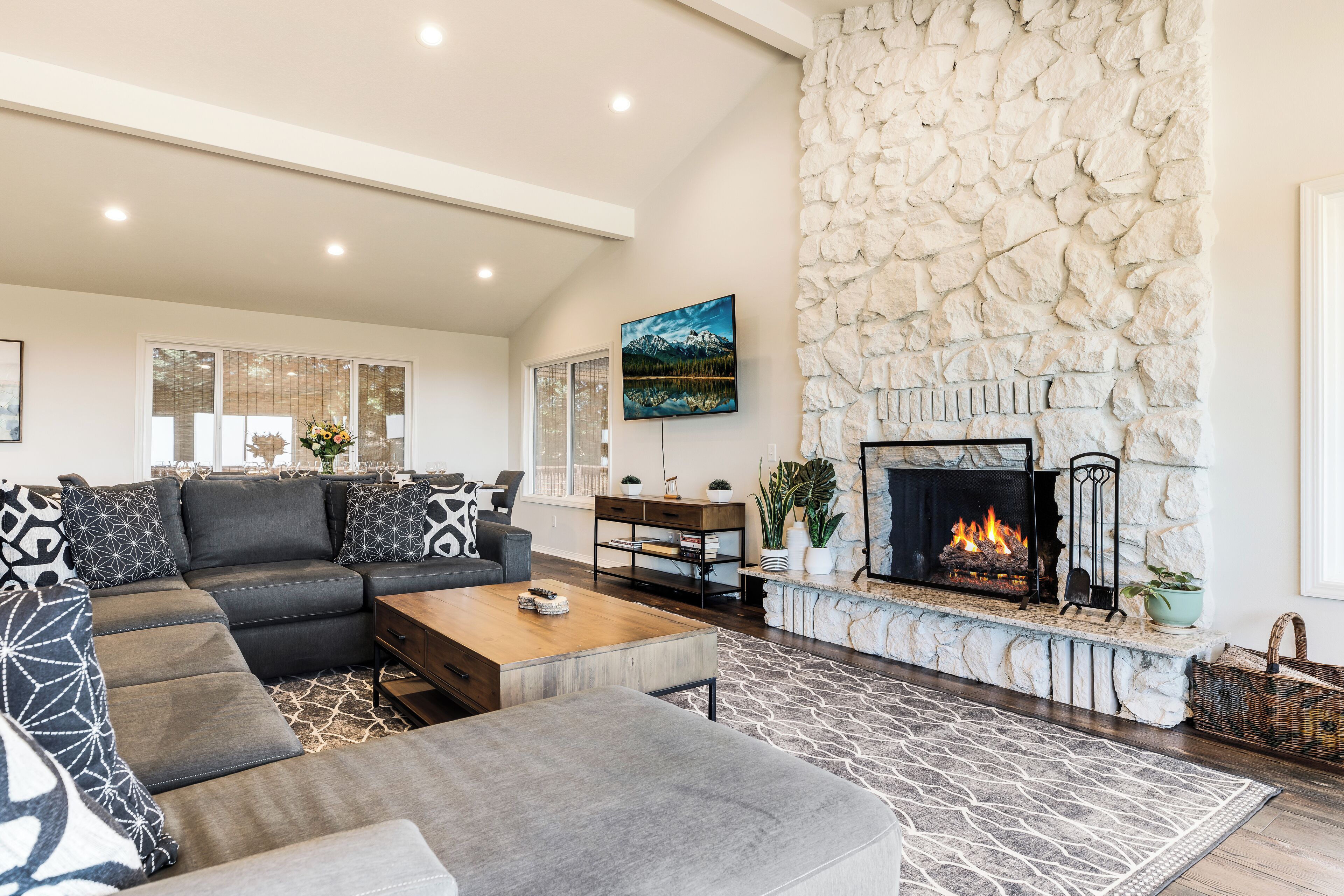 Smart TV, fireplace, ping pong