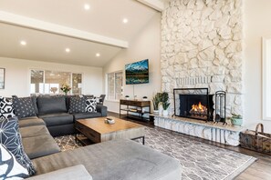 Smart TV, chimenea, mesa de ping pong