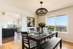 Dining - Henry's Hideout Spacious Vineyard View Estate (Dundee)