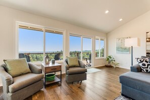 Smart TV, fireplace, ping pong