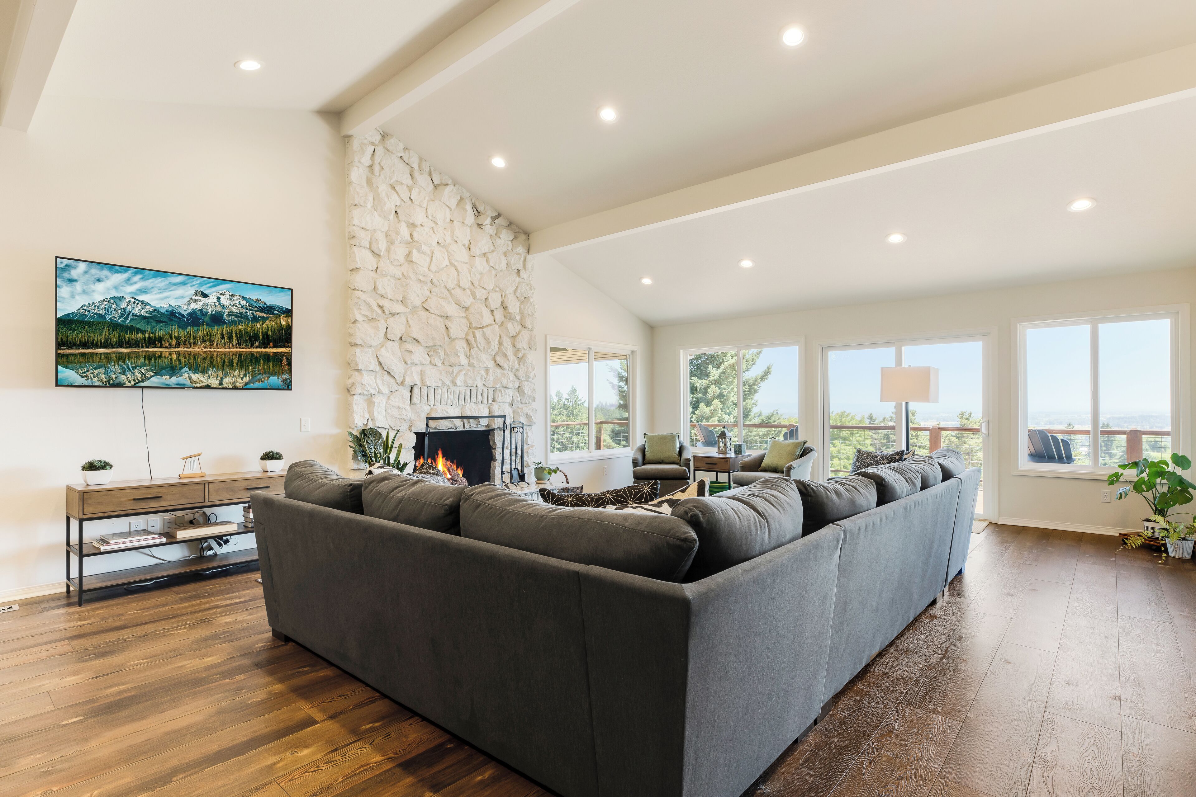 Smart TV, fireplace, table tennis