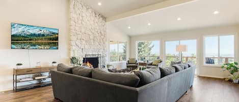 Smart-TV, Kamin, Tischtennisplatte