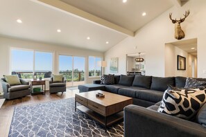 Smart TV, fireplace, ping pong - Henry's Hideout Spacious Vineyard View Estate (Dundee)