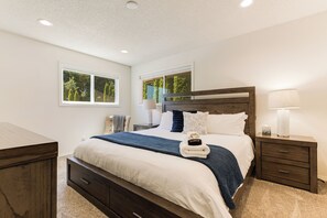 4 bedrooms, desk, iron/ironing board, travel cot - Henry's Hideout Spacious Vineyard View Estate (Dundee)