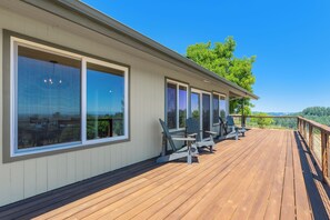 Terrace/patio - Henry's Hideout Spacious Vineyard View Estate (Dundee)