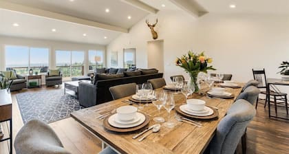 Henry's Hideout Spacious Vineyard View Estate