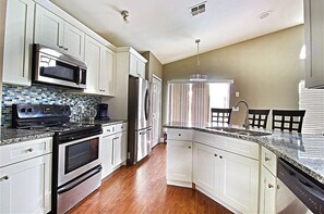 Refrigerador, microondas, horno y lavavajillas 