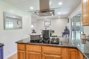 Jääkaappi, mikroaaltouuni, uuni, liesi