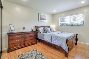 4 عدّة غرف نوم ومكتب ومكواة/لوح كي وسرير سفر