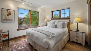 3 slaapkamers, een strijkplank/strijkijzer, gratis wifi, beddengoed