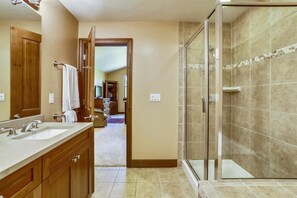 Shower, hair dryer, towels - Highland Greens Comfort: Spacious Townhome - Hot Tub. (Breckenridge)