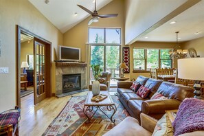 TV, fireplace - Highland Greens Comfort: Spacious Townhome, Hot Tub, Seasonal Shuttle Access. (Breckenridge)