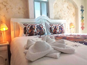 2 bedrooms, in-room safe, desk, iron/ironing board